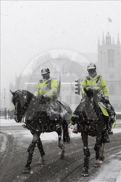 İngiltere'de kar ve soğuk hava  hayatı olumsuz etkiliyor