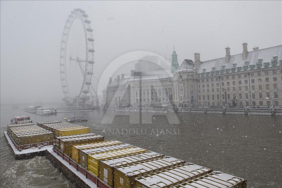 İngiltere'de kar ve soğuk hava  hayatı olumsuz etkiliyor