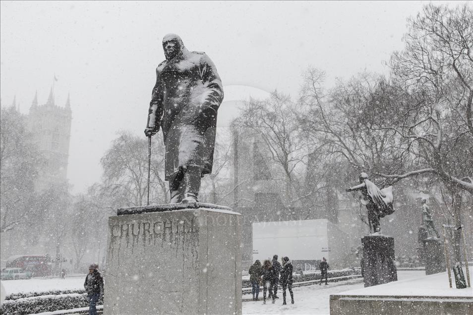 İngiltere'de kar ve soğuk hava  hayatı olumsuz etkiliyor