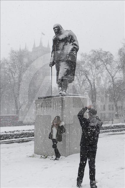 İngiltere'de kar ve soğuk hava  hayatı olumsuz etkiliyor