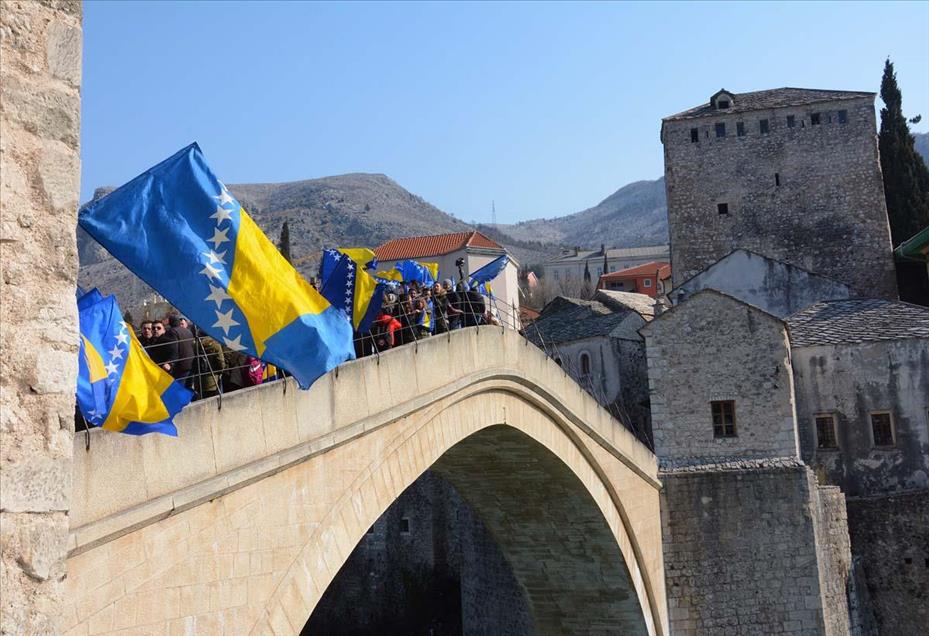 Estudiantes celebraron el día de la independencia de Bosnia y Herzegovina