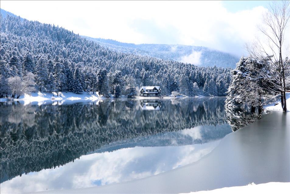 Bolu'da kar yağışı tatil merkezlerini canlandırdı