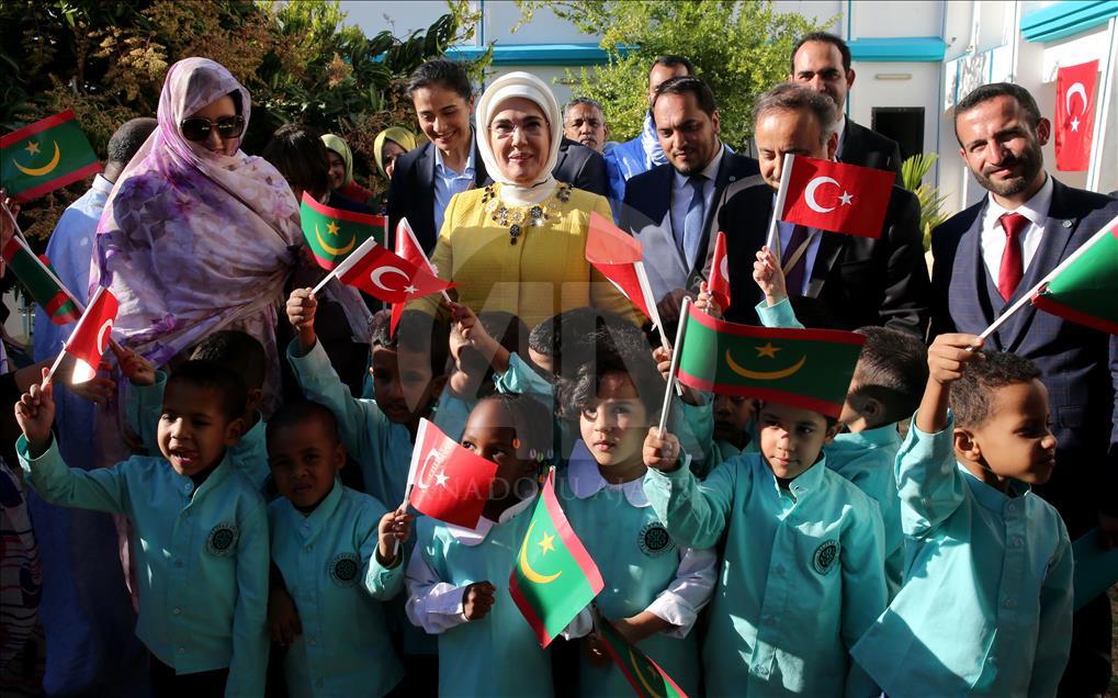 Emine Erdoğan, Moritanya'da Maarif Okulu'nu ziyaret etti