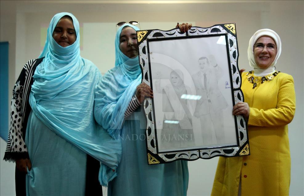 Emine Erdoğan, Moritanya'da Maarif Okulu'nu ziyaret etti