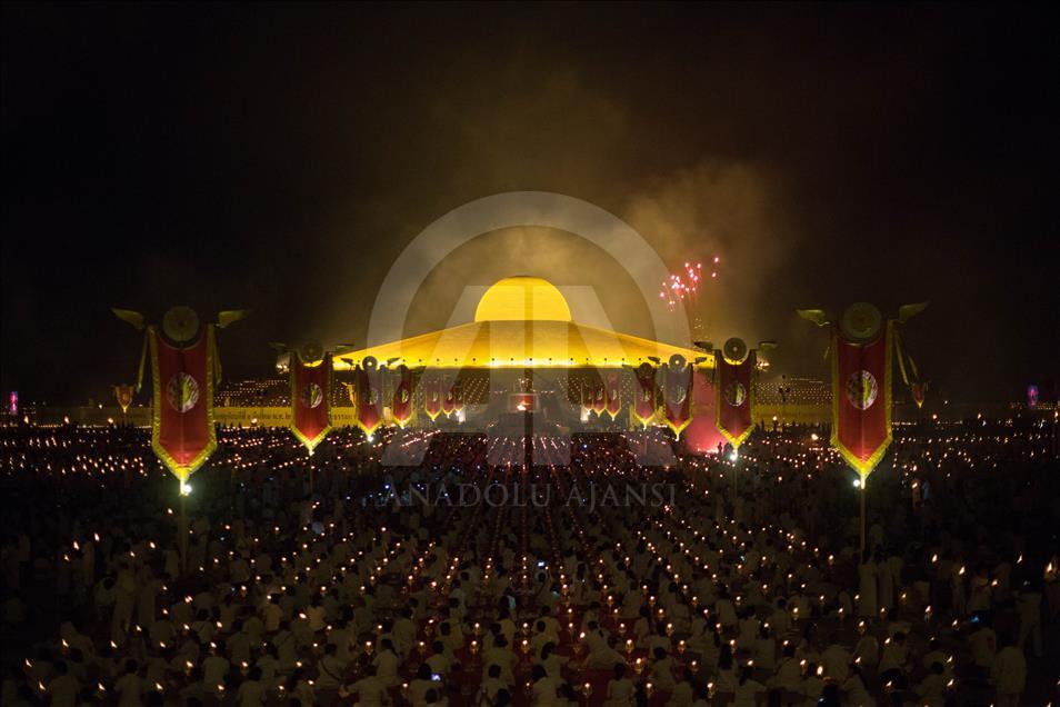 Tayland'da Maka Bucha Günü Bangkok'taki Dhammakaya Tapınağı'nda ...