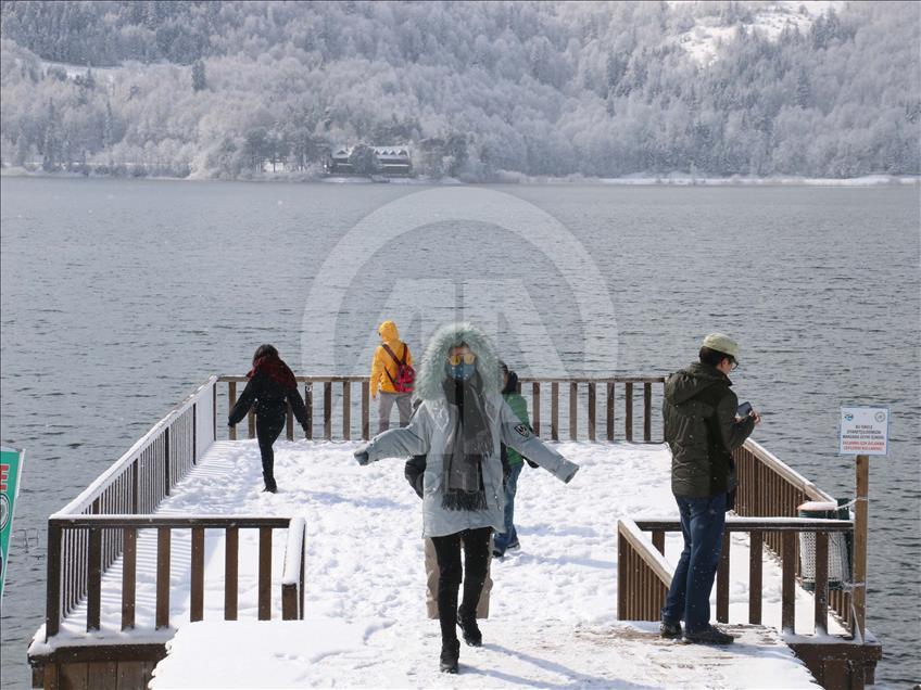 Bolu'da kar yağışı tatil merkezlerini canlandırdı