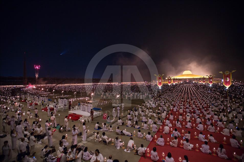 Tayland'da Maka Bucha Günü Bangkok'taki Dhammakaya Tapınağı'nda ...