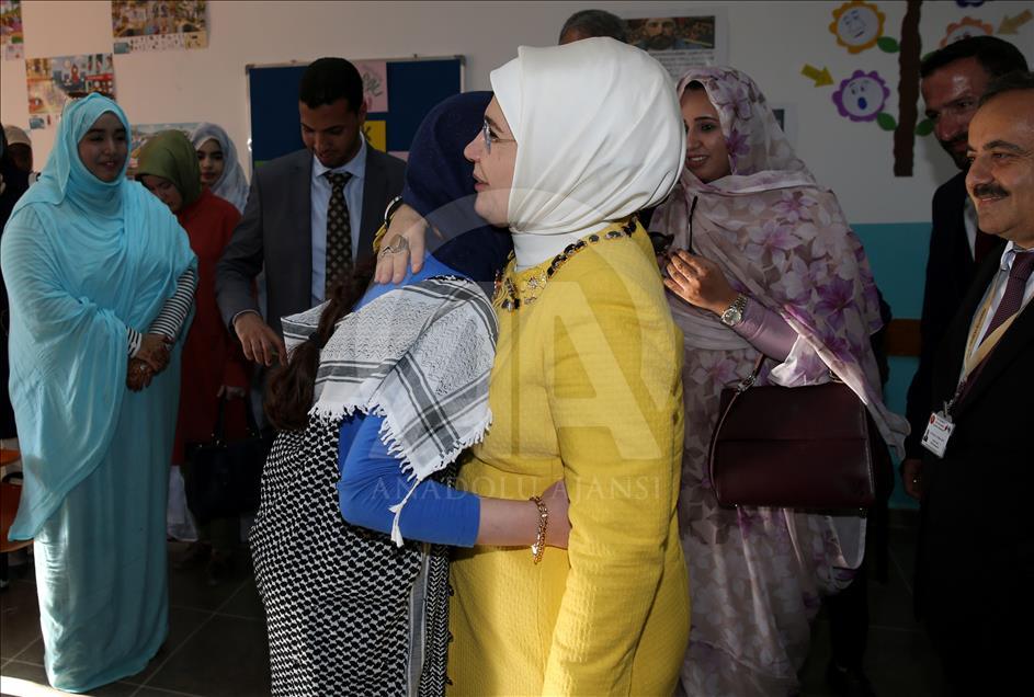 Emine Erdoğan, Moritanya'da Maarif Okulu'nu ziyaret etti