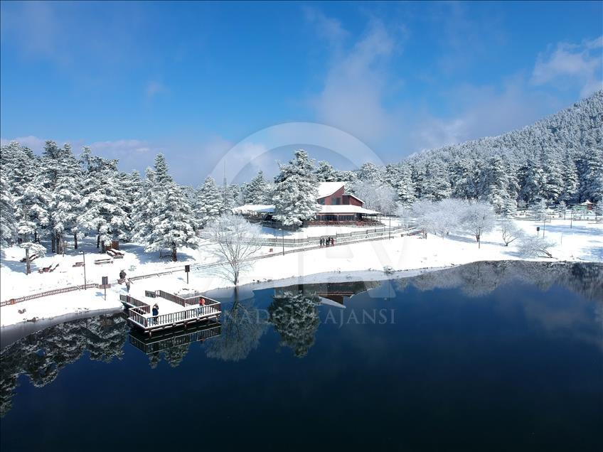 Bolu'da kar yağışı tatil merkezlerini canlandırdı