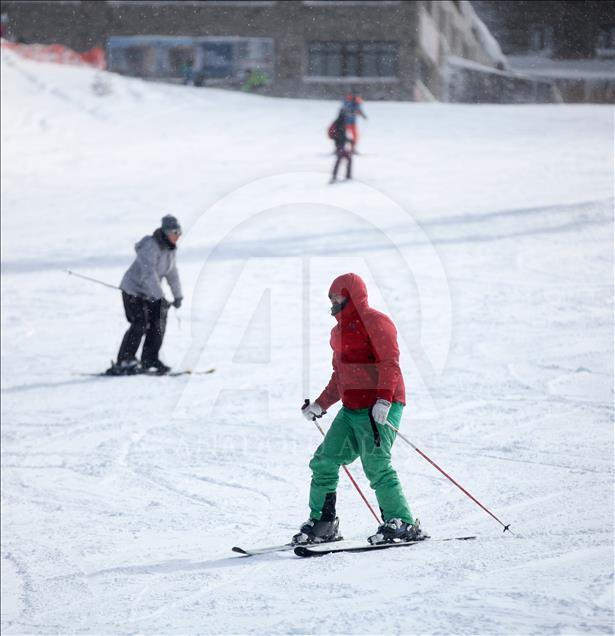Bolu'da kar yağışı tatil merkezlerini canlandırdı