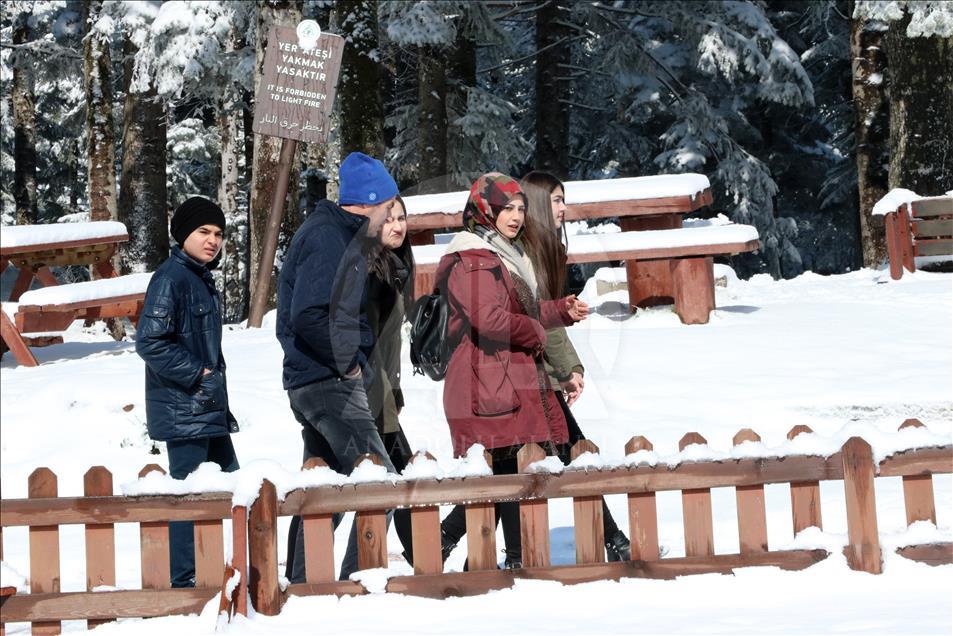 Bolu'da kar yağışı tatil merkezlerini canlandırdı