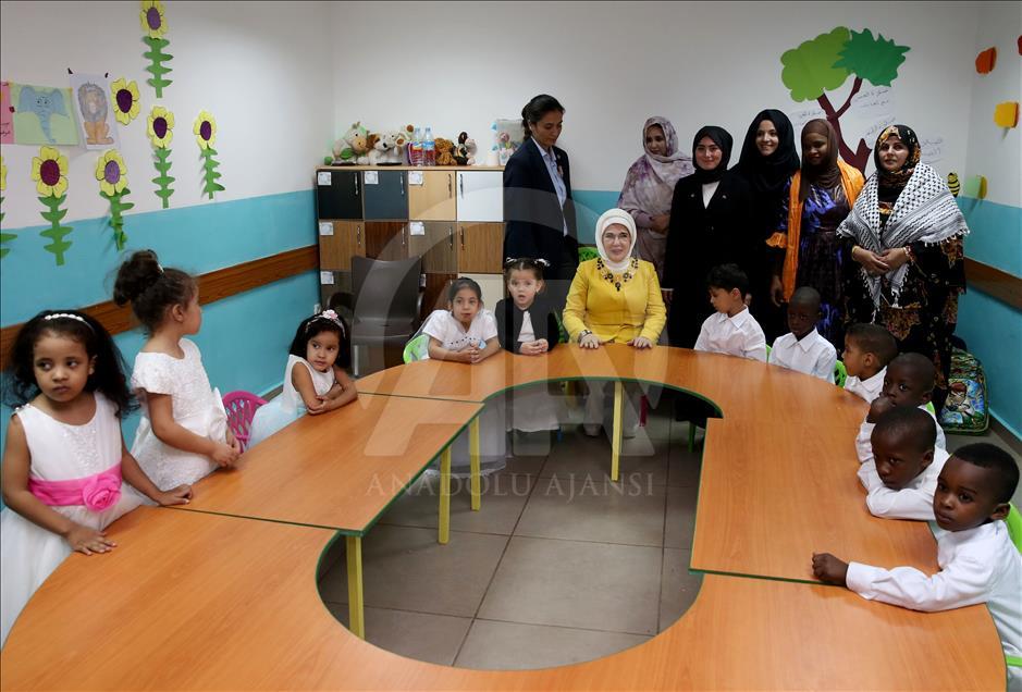 Emine Erdoğan, Moritanya'da Maarif Okulu'nu ziyaret etti