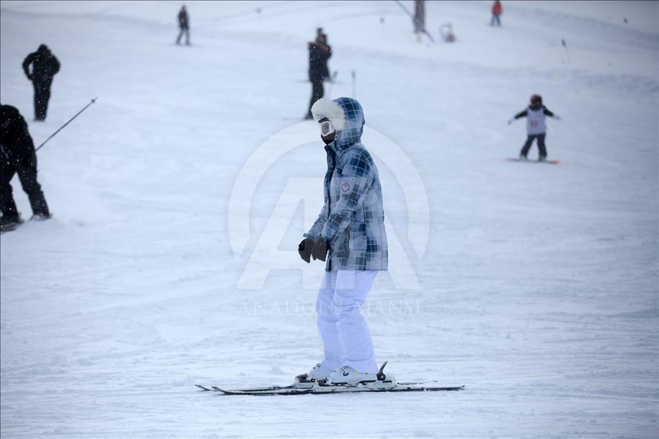 Bolu'da kar yağışı tatil merkezlerini canlandırdı