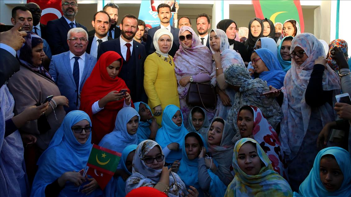 Emine Erdoğan, Moritanya'da Maarif Okulu'nu ziyaret etti