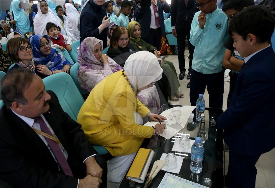 Emine Erdoğan, Moritanya'da Maarif Okulu'nu ziyaret etti