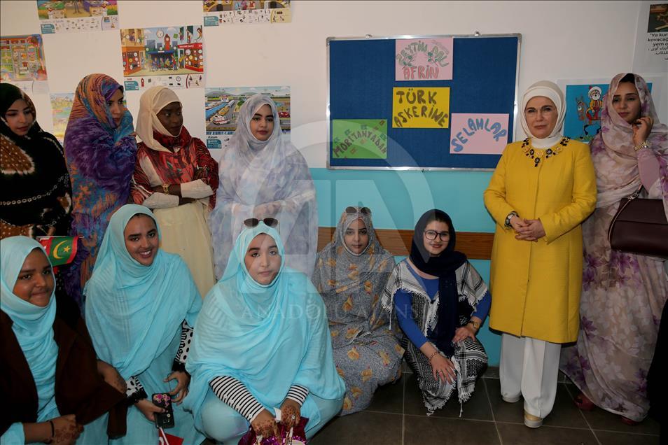 Emine Erdoğan, Moritanya'da Maarif Okulu'nu ziyaret etti