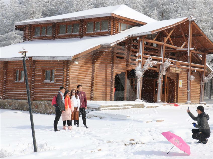 Bolu'da kar yağışı tatil merkezlerini canlandırdı
