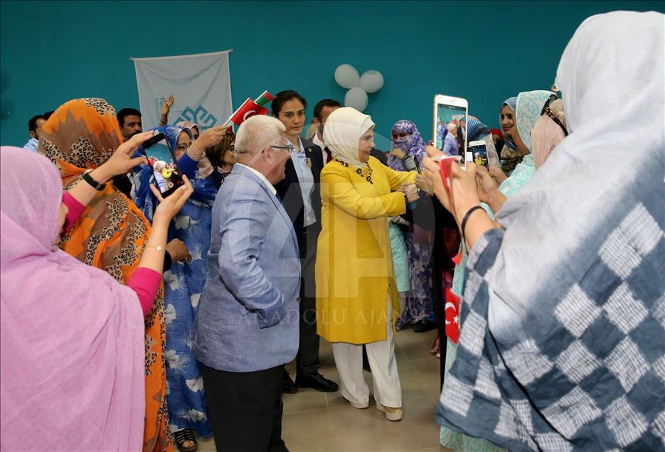 Emine Erdoğan, Moritanya'da Maarif Okulu'nu ziyaret etti