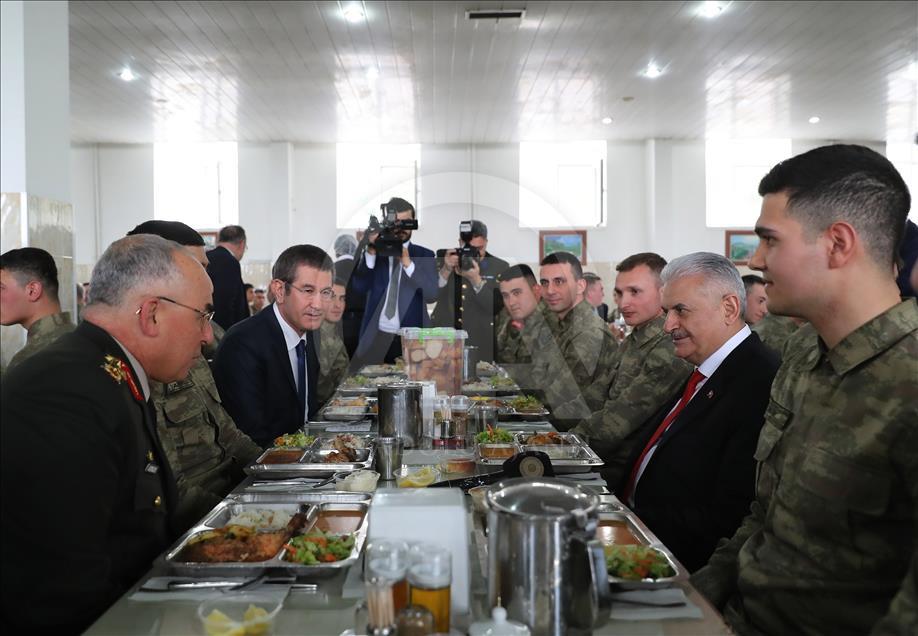 Başbakan Yıldırım, er ve erbaşlarla öğle yemeği yedi