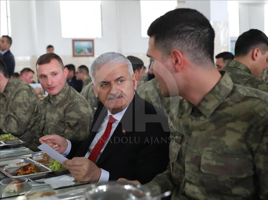 Başbakan Yıldırım, er ve erbaşlarla öğle yemeği yedi