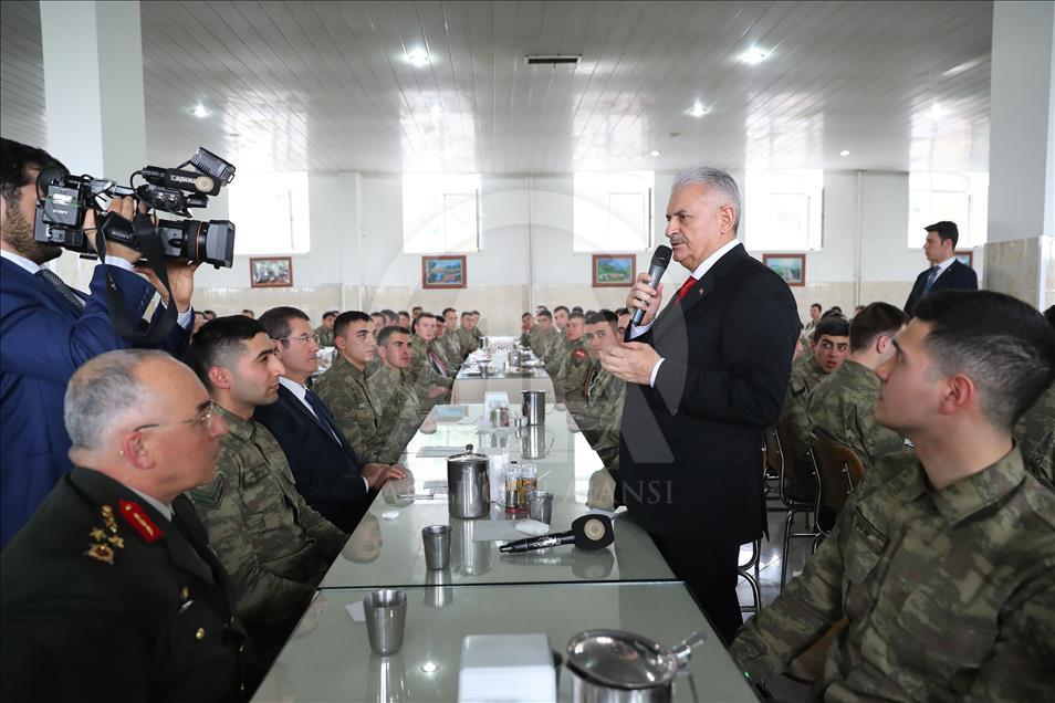 Başbakan Yıldırım, er ve erbaşlarla öğle yemeği yedi