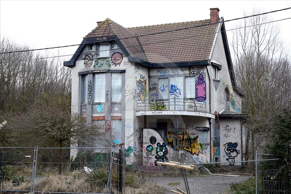 Recorrido por los grafitis de Doel, un pueblo fantasma en Bélgica