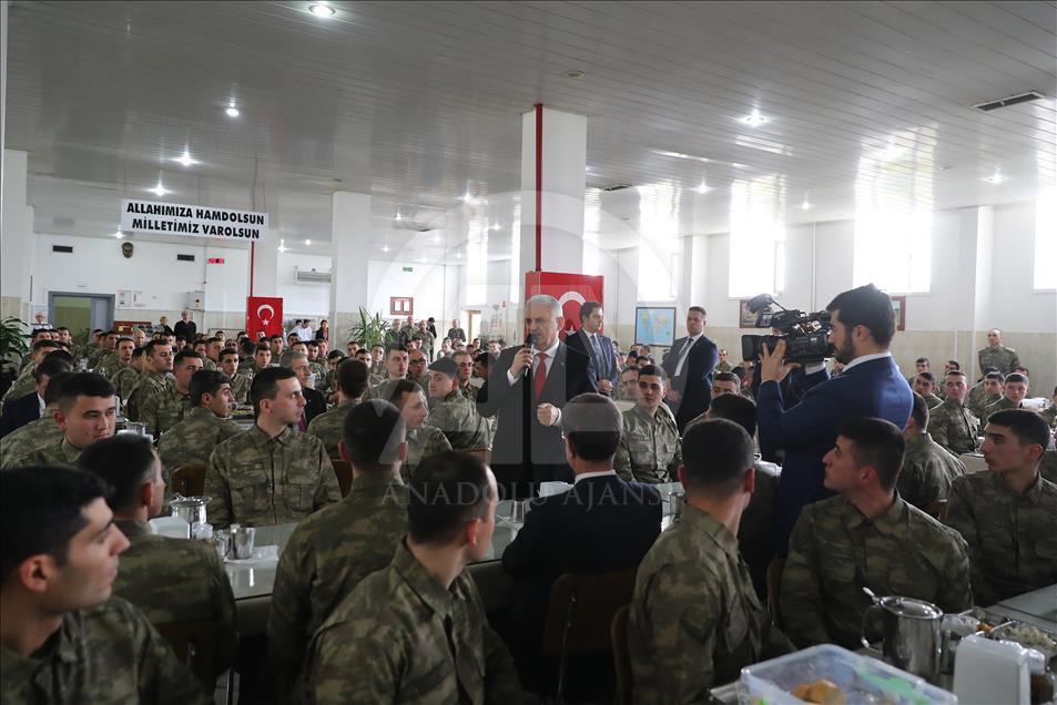 Başbakan Yıldırım, er ve erbaşlarla öğle yemeği yedi