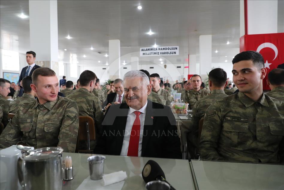 Başbakan Yıldırım, er ve erbaşlarla öğle yemeği yedi