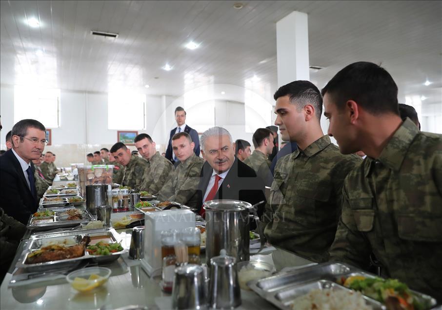 Başbakan Yıldırım, er ve erbaşlarla öğle yemeği yedi