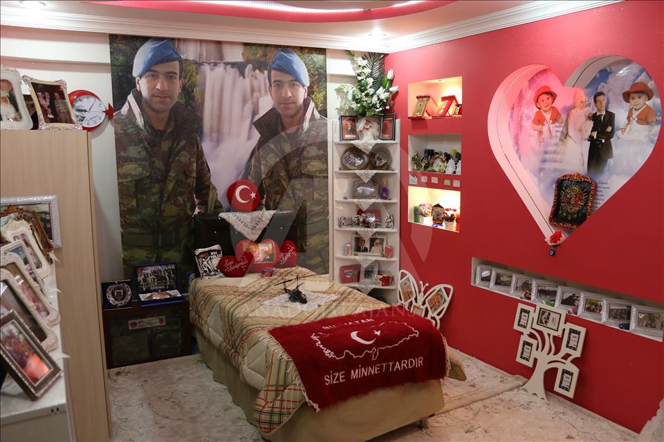 Şehit eşinin hatırasını evinin en güzel köşesinde yaşatıyor