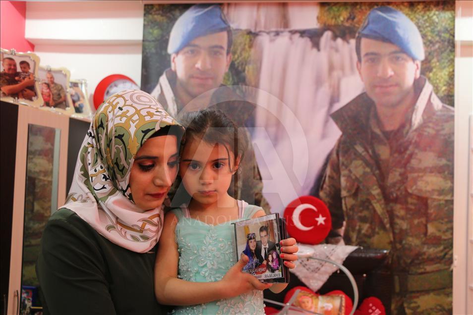 Şehit eşinin hatırasını evinin en güzel köşesinde yaşatıyor