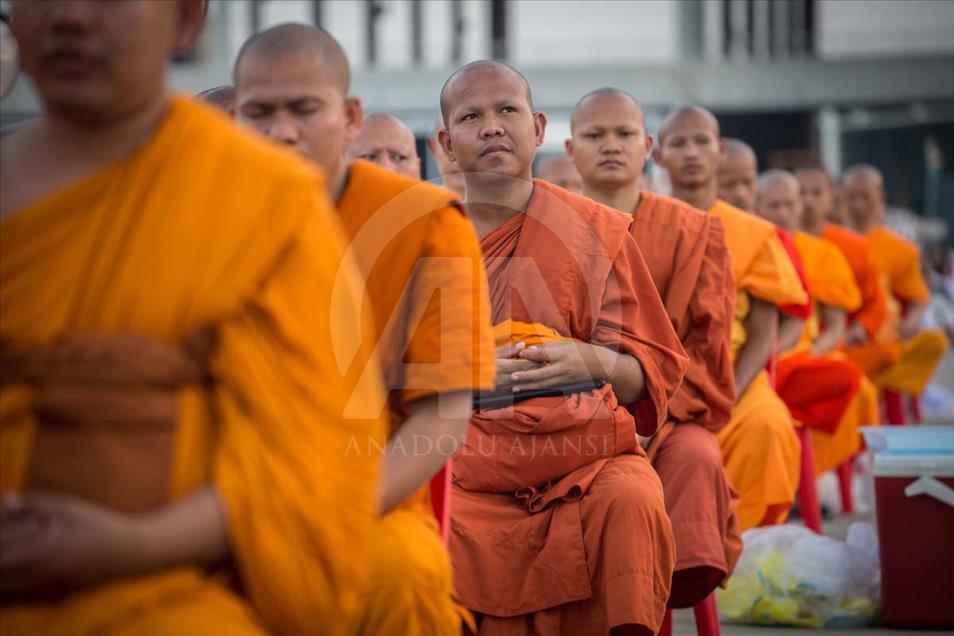 Adoración budista en el día de la Maka Bucha en Tailandia - Anadolu Ajansı