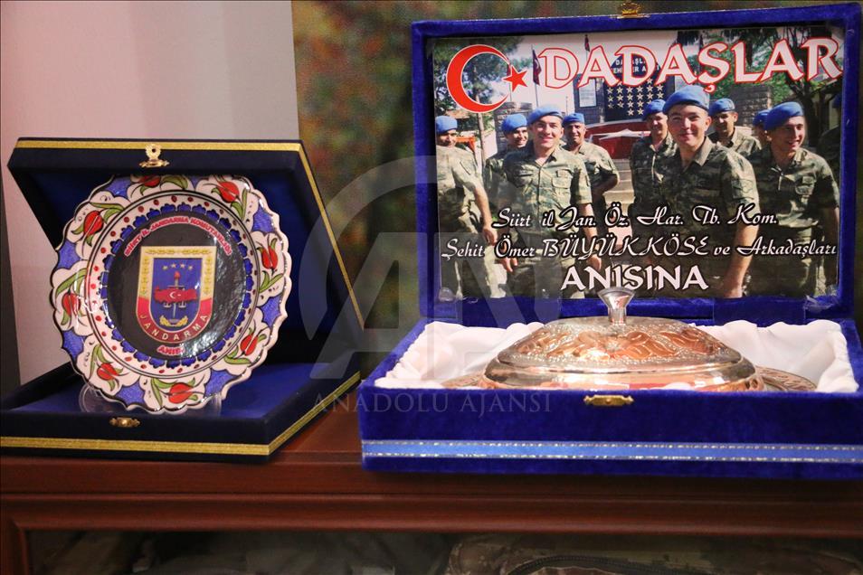 Şehit eşinin hatırasını evinin en güzel köşesinde yaşatıyor