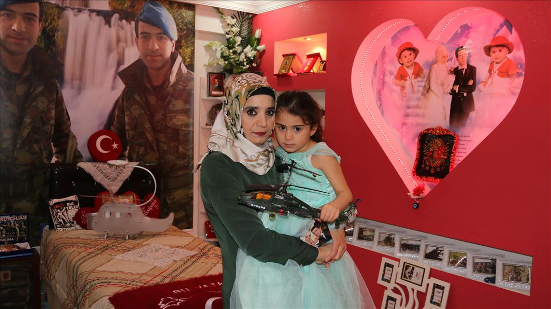 Şehit eşinin hatırasını evinin en güzel köşesinde yaşatıyor