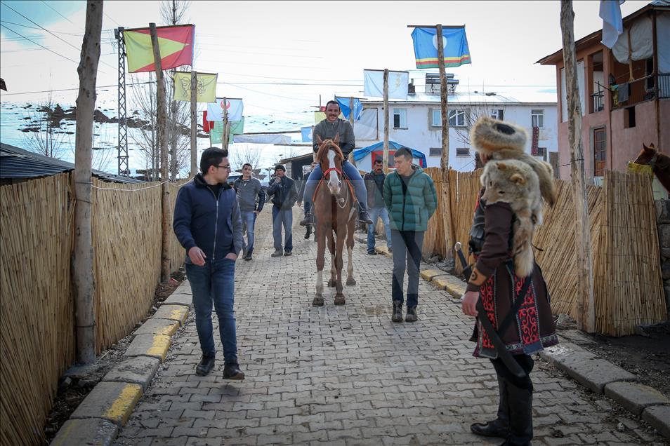 Kırgız Türklerince üretilen börkler, ihraç ediliyor