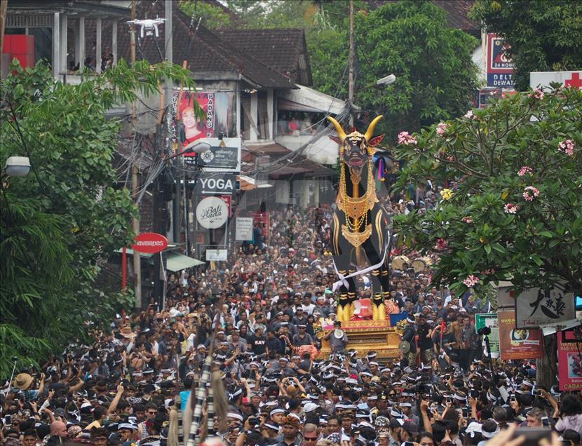 Ribuan warga memadati kawasan Ubud Bali untuk menyaksikan proses upacara Ngaben untuk mendiang Permaisuri Ubud.