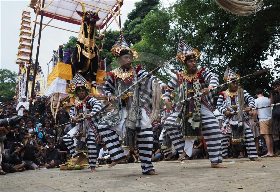 Ribuan warga memadati kawasan Ubud untuk menyaksikan upacara Ngaben untuk mendiang Permaisuri Puri Ubud.