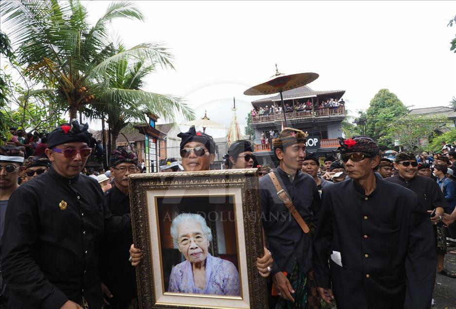 Ribuan warga, memadati kawasan Ubud untuk menyaksikan upacara Ngaben untuk mendiang Permaisuri Puri Ubud.