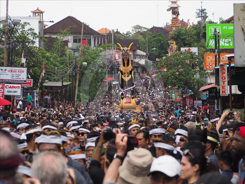 Ribuan warga, memadati kawasan Ubud untuk menyaksikan upacara Ngaben untuk mendiang Permaisuri Puri Ubud.