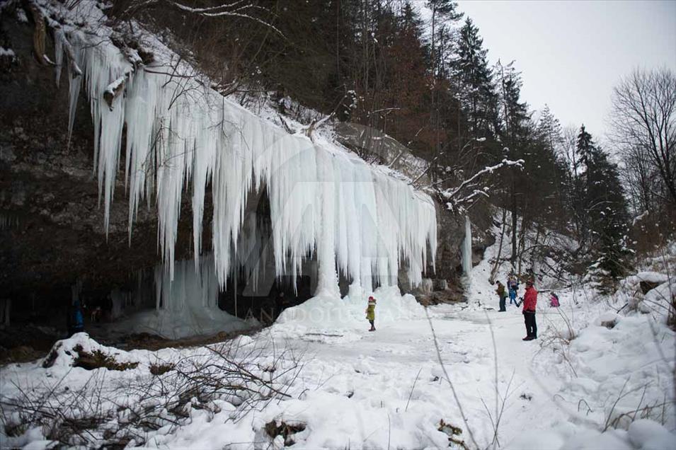 Siklava Skala: la famosa cascada eslovaca se congela durante el invierno