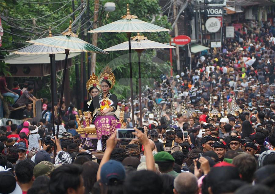 Ribuan warga, memadati kawasan Ubud untuk menyaksikan upacara Ngaben untuk mendiang Permaisuri Puri Ubud.