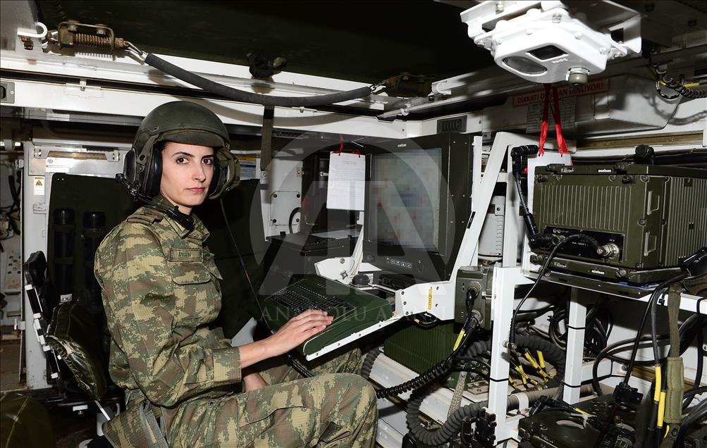 ضابطات الجيش التركي.. مهام فاعلة على جبهة "غصن الزيتون" 
