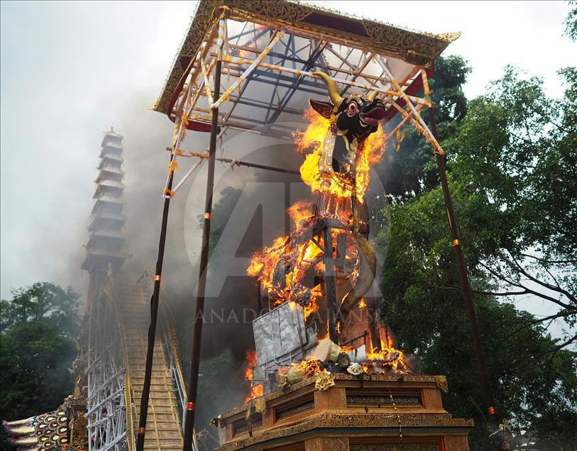 Ribuan warga memadatai kawasan Ubud Bali untuk menyaksikan upacara Ngaben Untuk mendiang Permaisuri Ubud.