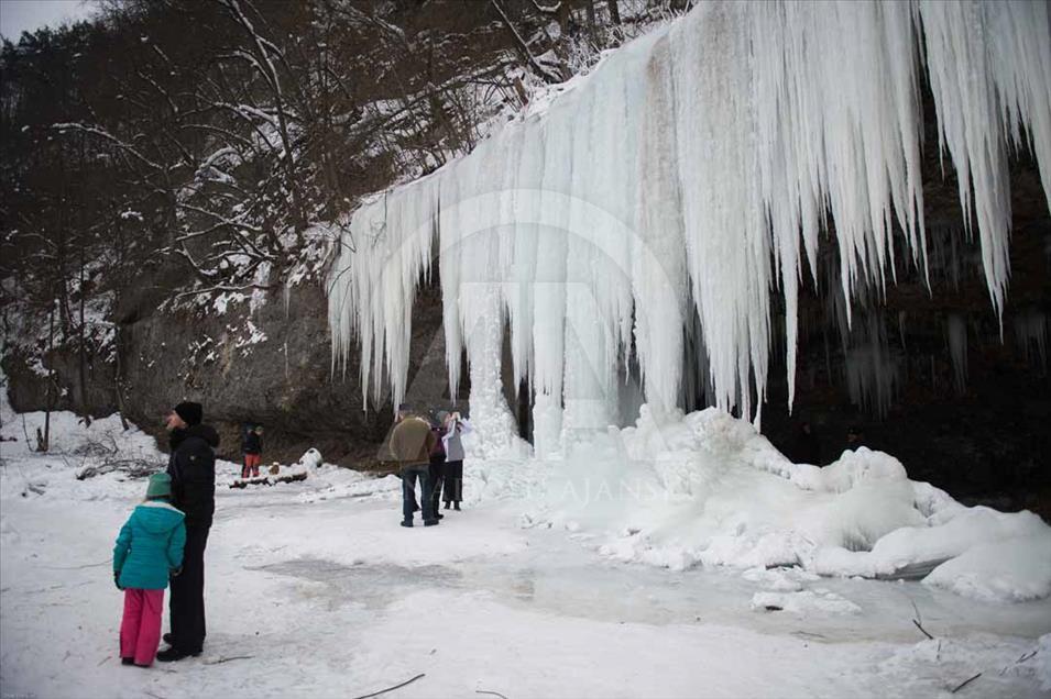 Siklava Skala: la famosa cascada eslovaca se congela durante el invierno