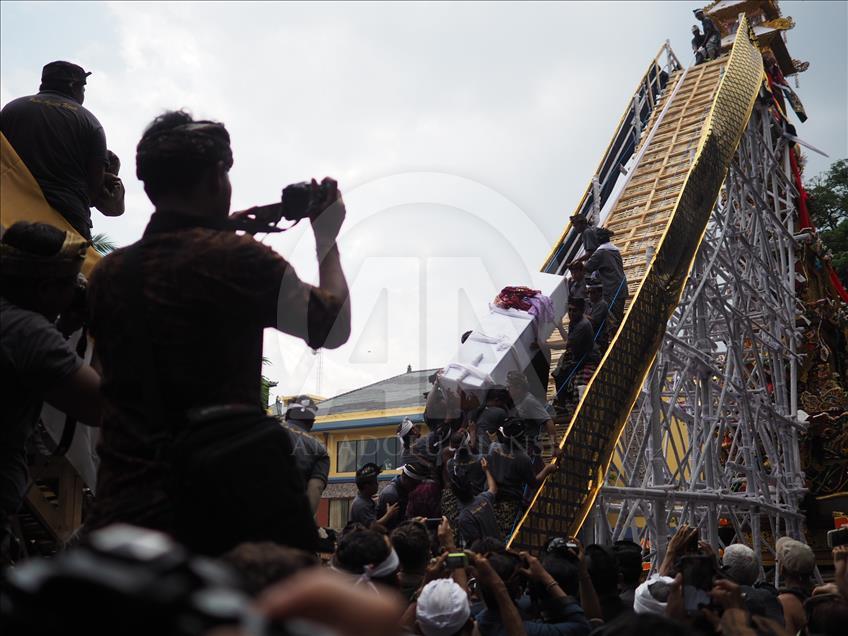 Ribuan warga memadati kawasan Ubud Bali untuk menyaksikan proses upacara Ngaben untuk mendiang Permaisuri Ubud.