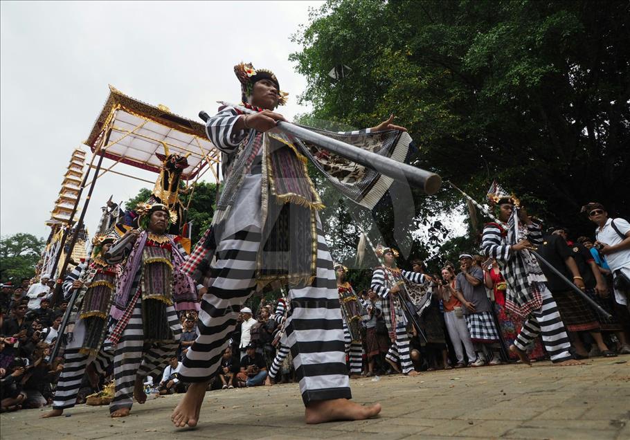Ribuan warga, memadati kawasan Ubud untuk menyaksikan upacara Ngaben untuk mendiang Permaisuri Puri Ubud.