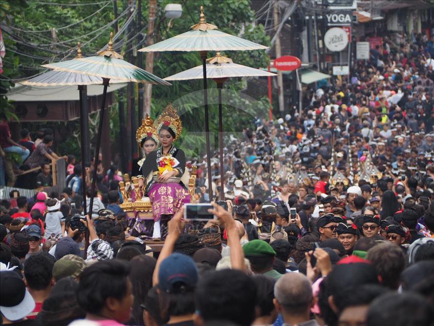 Ribuan warga, memadati kawasan Ubud untuk menyaksikan upacara Ngaben untuk mendiang Permaisuri Puri Ubud.