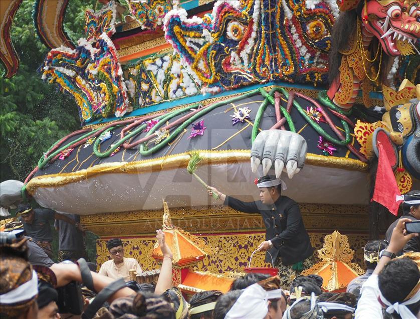 Ribuan warga, memadati kawasan Ubud untuk menyaksikan upacara Ngaben untuk mendiang Permaisuri Puri Ubud.