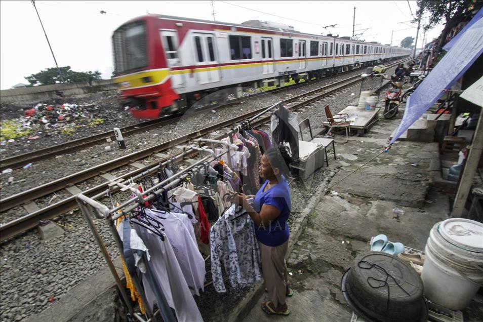 Hidup di tepi rel kereta