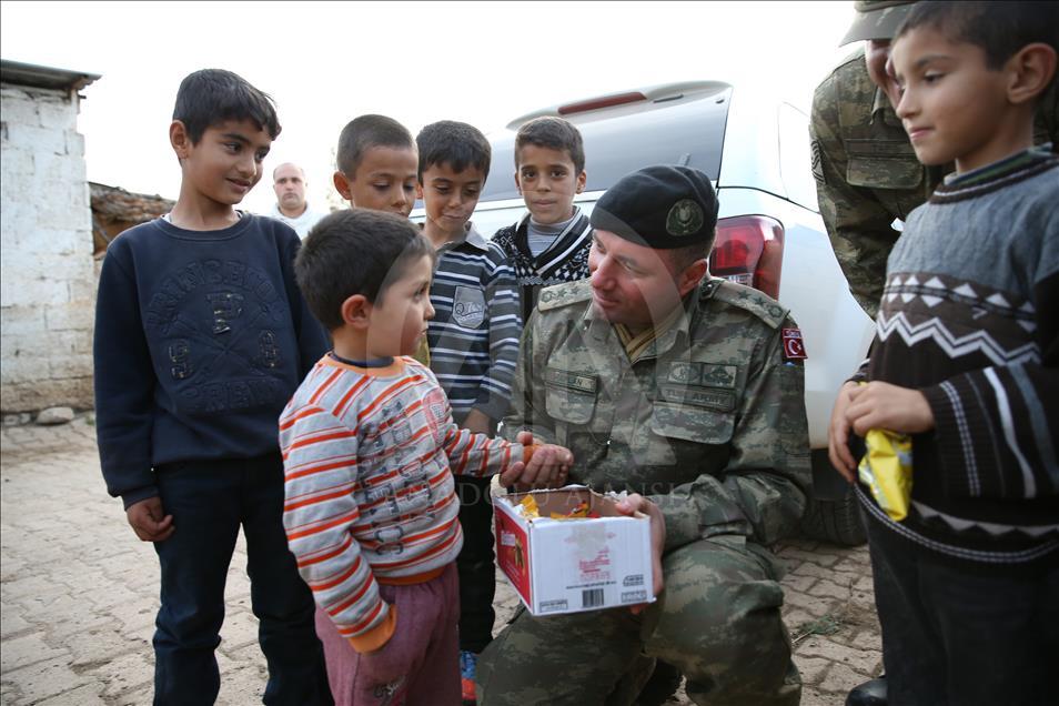 Mehmetçik'ten çocuklara çikolata